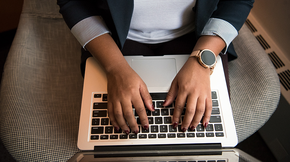 mulher a escrever em teclado de computador