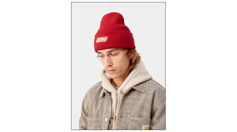 hombre rubio con sombrero de servicio rojo de carhartt