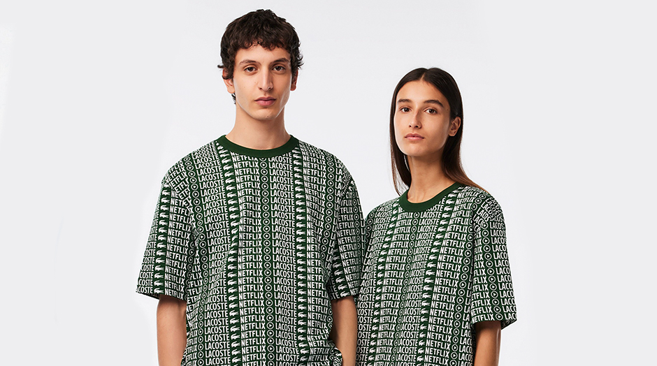 homem e mulher com t-shirt verde da nova coleção lacoste x netflix