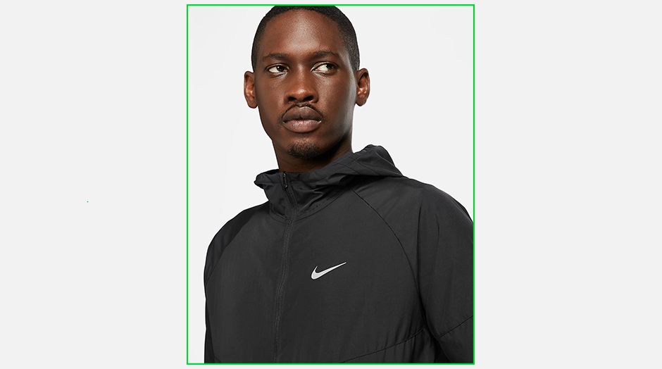 homem negro com casaco corta vento preto da nike