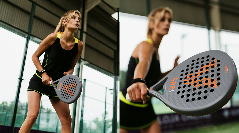 mujer en pista de padel con raqueta jugando padel