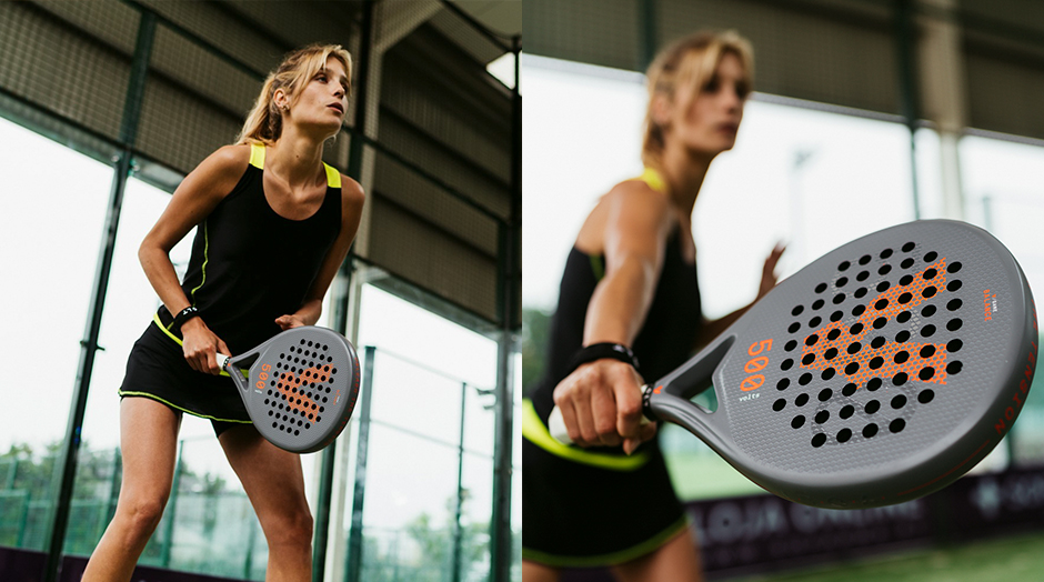 mulher com raquete em campo de padel a jogar padel