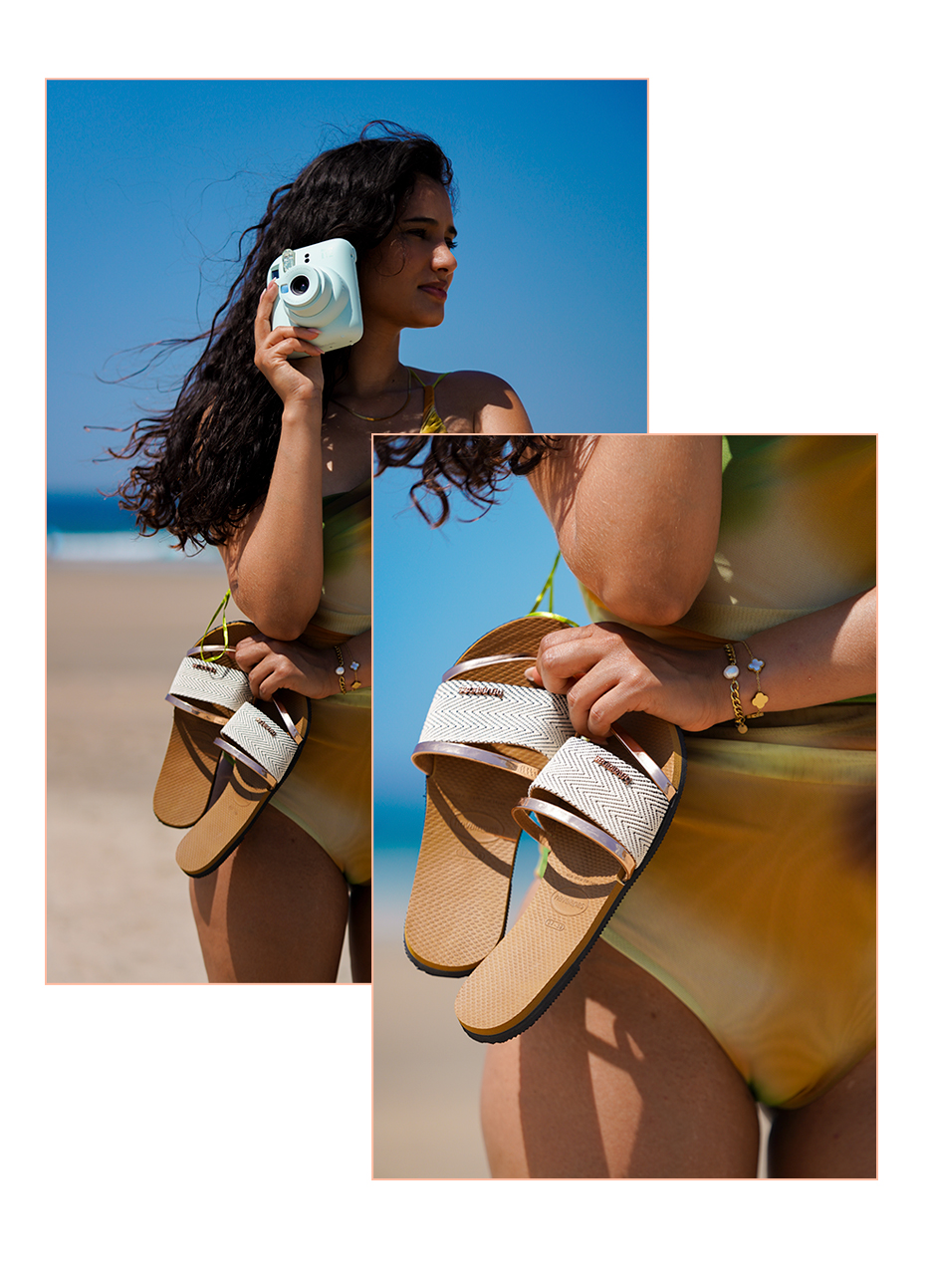 mulher com fato de banho verde e castanho na praia com chinelos havaianas na mao e maquina instax fujifilm na mao