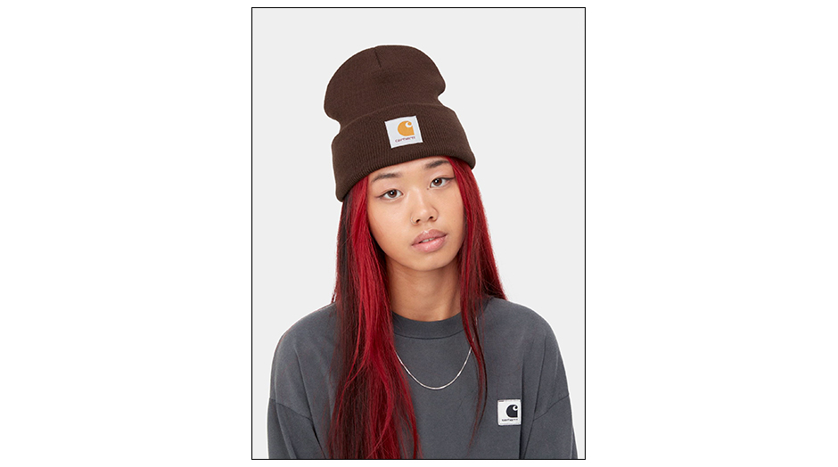 mulher com cabalo vermelho r gorro castanho da carhartt